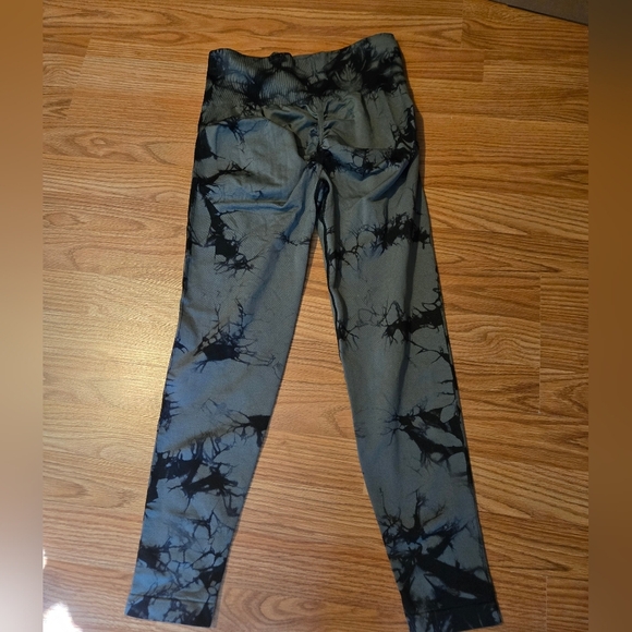 Black and Gray Tie-Dye Ribbed Leggings - Picture 5 of 5